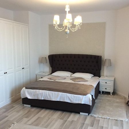 Vila Royal Urziceni Luaran gambar