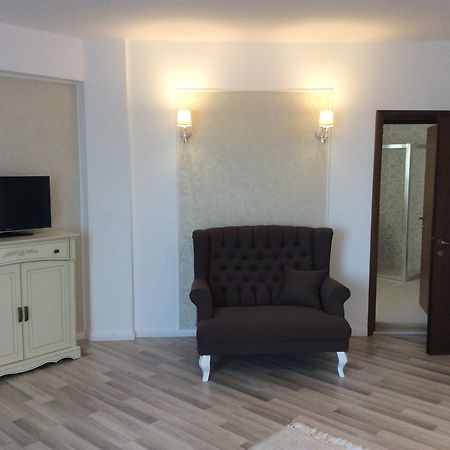 Vila Royal Urziceni Luaran gambar