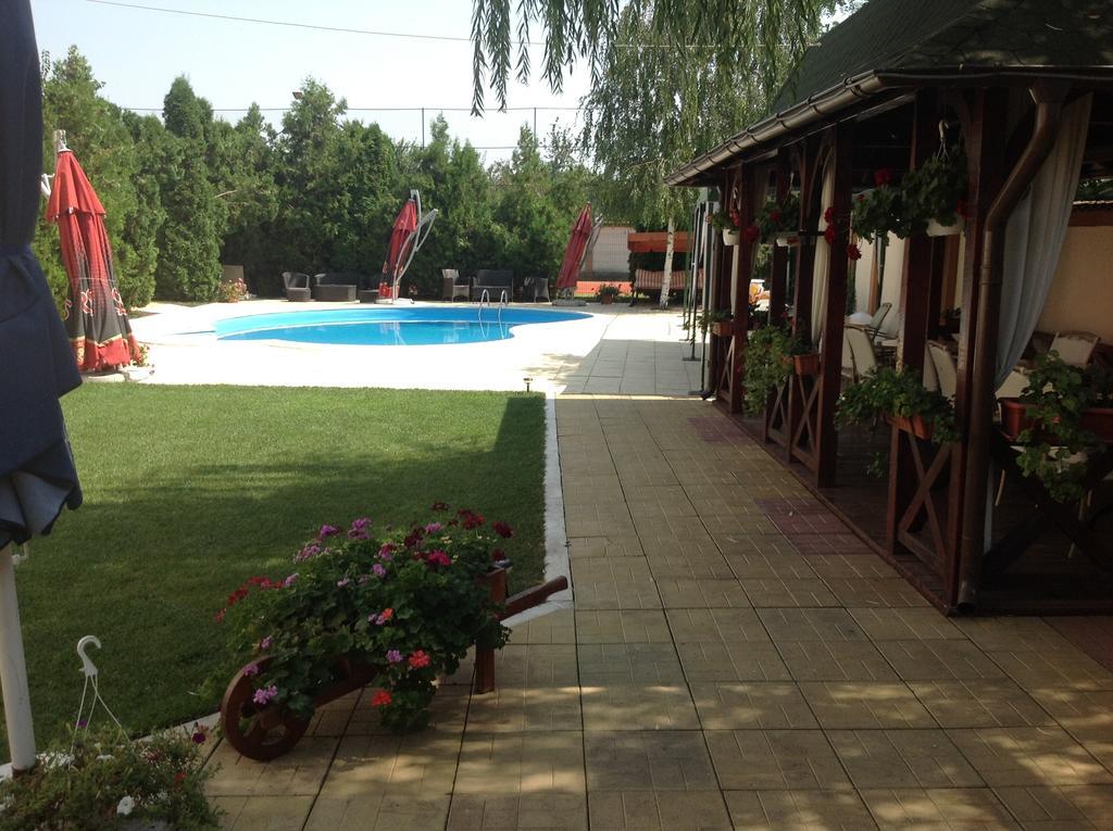 Vila Royal Urziceni Luaran gambar
