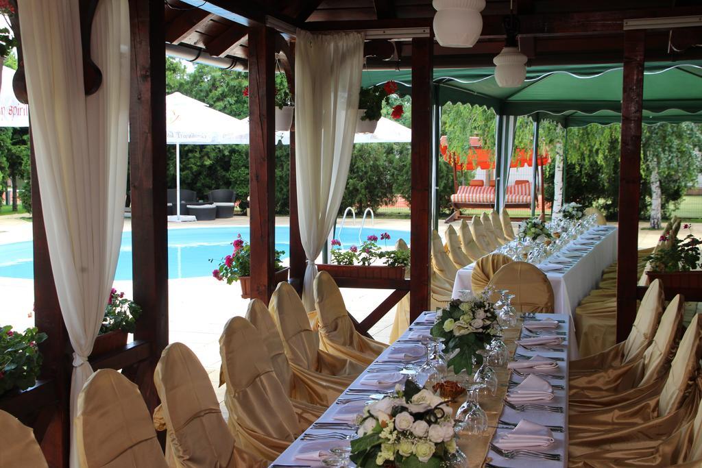 Vila Royal Urziceni Luaran gambar