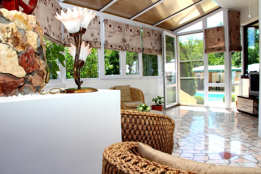 Vila Royal Urziceni Luaran gambar