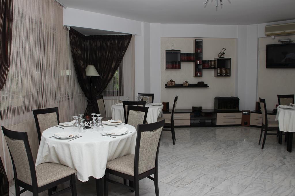 Vila Royal Urziceni Luaran gambar