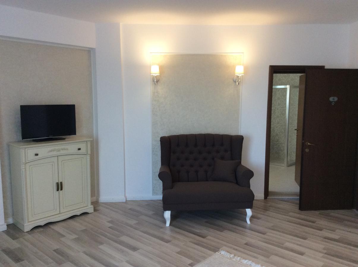 Vila Royal Urziceni Luaran gambar