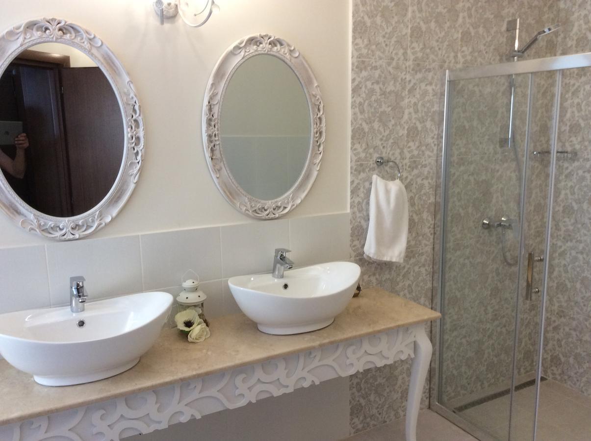 Vila Royal Urziceni Luaran gambar